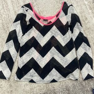 Buckle Daytrip Chevron knit shirt with hot pink bow on back